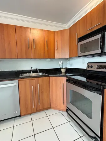 $2,300 | 820 Salzedo Street, Unit 202, Coral Gables, FL 33134