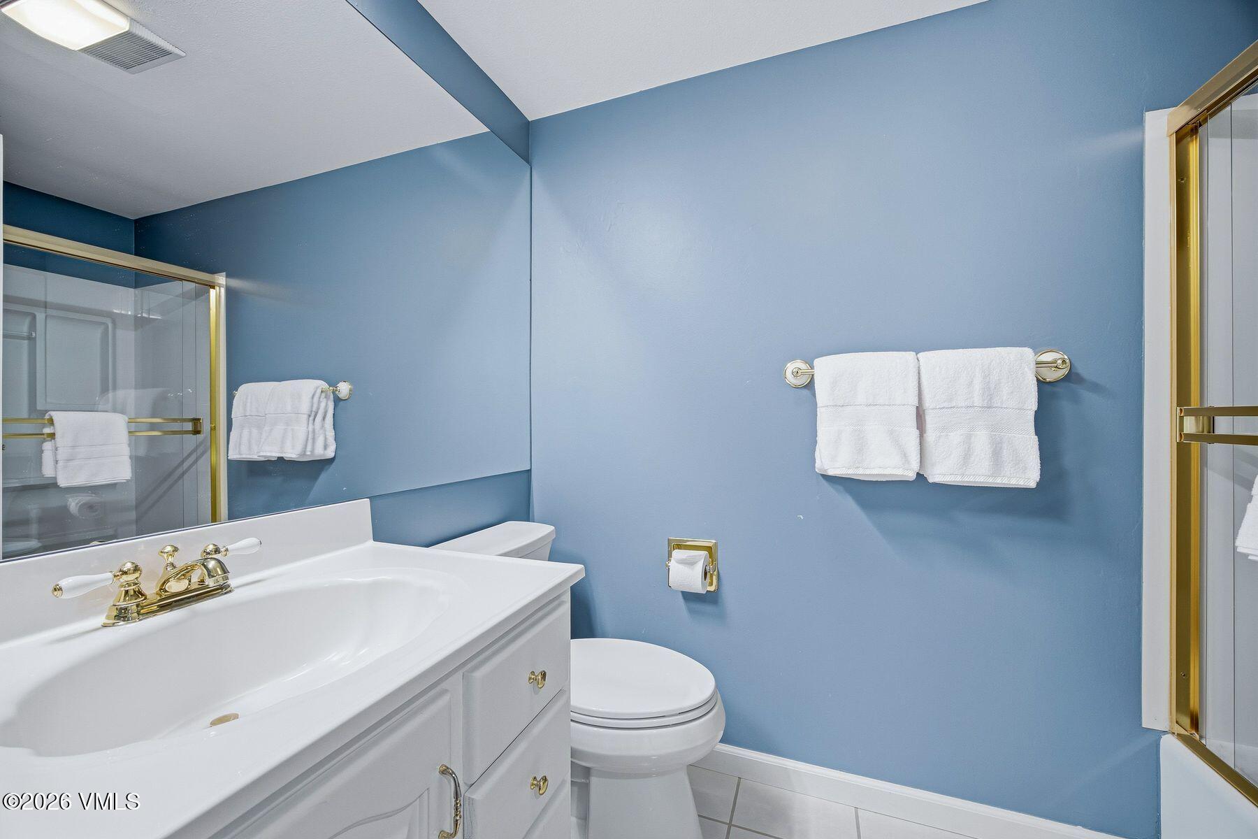 1650 Fall Ridge Road, Unit 412 Vail, CO 81657 - Photo 12 of 25 En-suite Bath - Bedroom 2