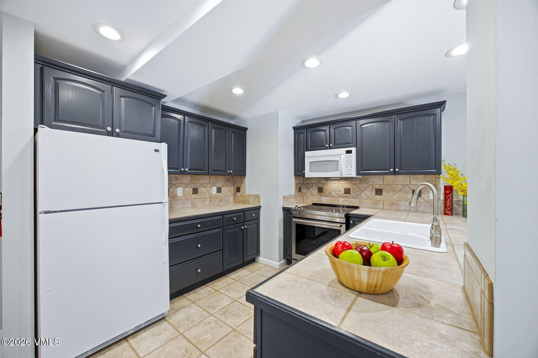 1650 Fall Ridge Road, Unit 412 Vail, CO 81657 - Photo 6 of 25 Kitchen