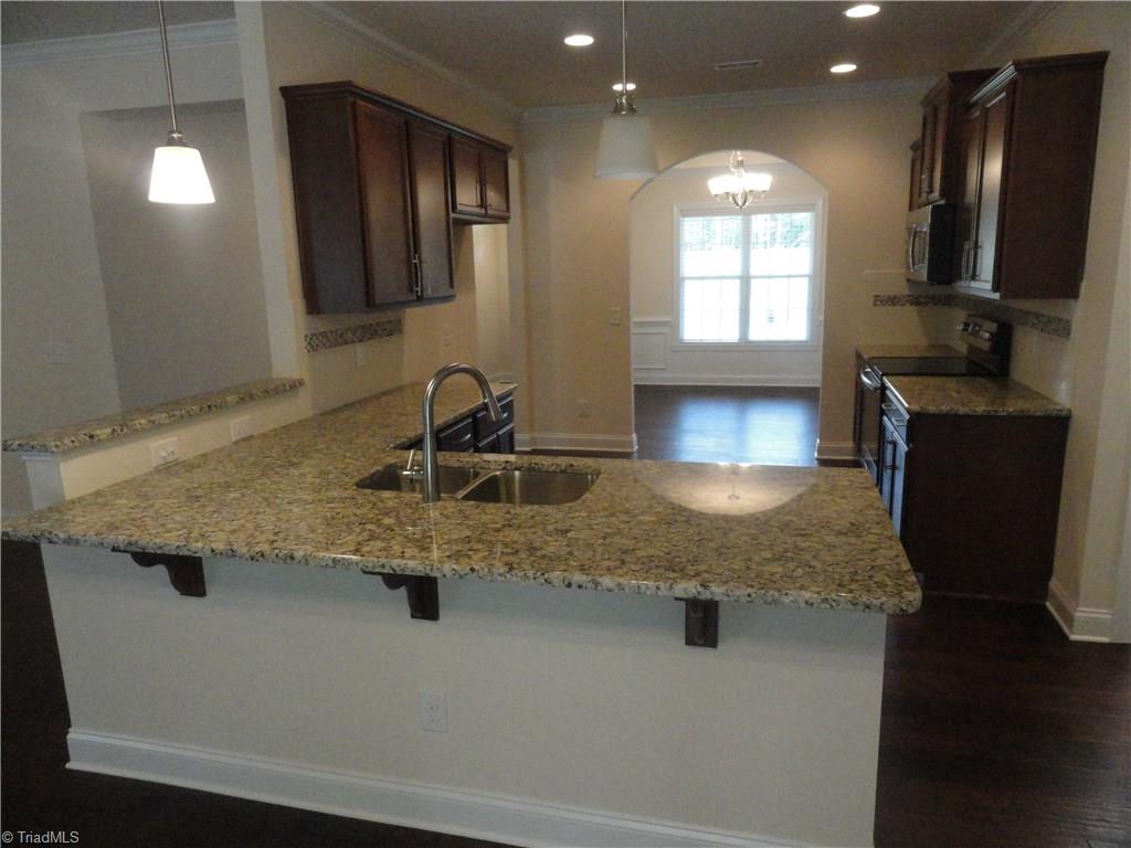 2814 Fallin Court High Point, NC 27262 - Photo 4 of 16 KItchen with breakfast bar