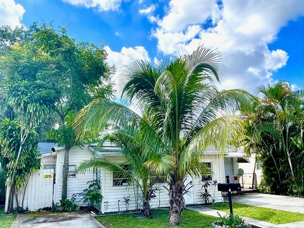 $1,750 | 2308 Cleveland Street, Unit E, Hollywood, FL 33020