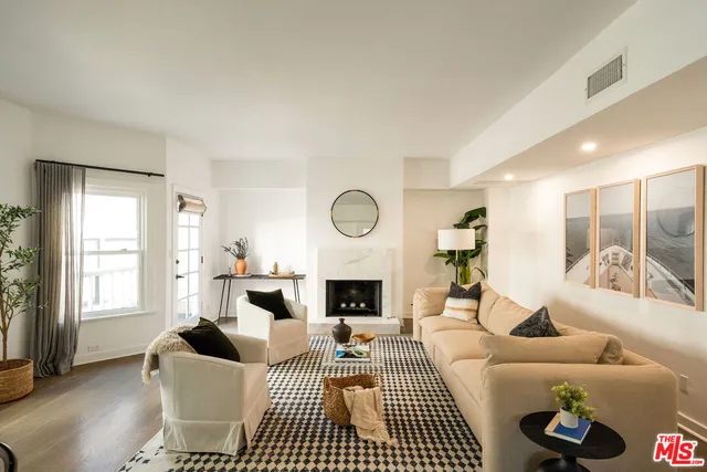 $1,895,000 | 2622 2nd Street, Unit 2, Santa Monica, CA 90405