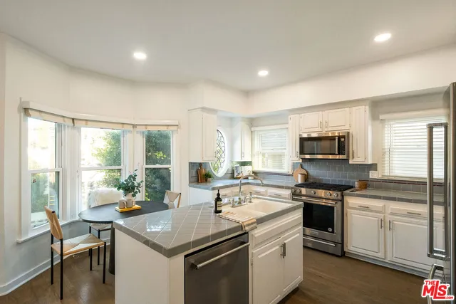 $1,895,000 | 2622 2nd Street, Unit 2, Santa Monica, CA 90405