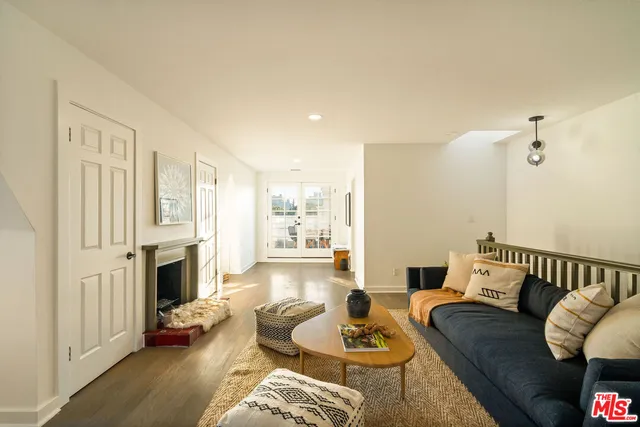 $1,895,000 | 2622 2nd Street, Unit 2, Santa Monica, CA 90405