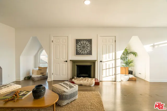 $1,895,000 | 2622 2nd Street, Unit 2, Santa Monica, CA 90405