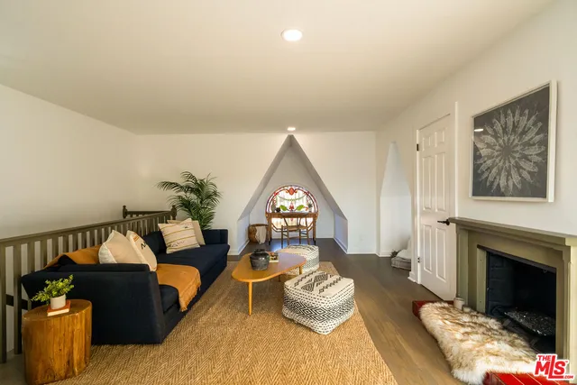 $1,895,000 | 2622 2nd Street, Unit 2, Santa Monica, CA 90405