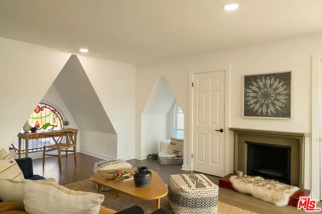 $1,895,000 | 2622 2nd Street, Unit 2, Santa Monica, CA 90405