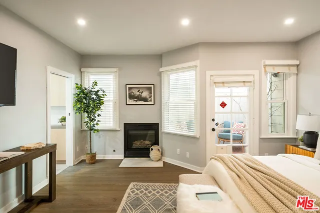 $1,895,000 | 2622 2nd Street, Unit 2, Santa Monica, CA 90405