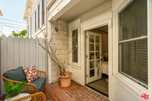 $1,895,000 | 2622 2nd Street, Unit 2, Santa Monica, CA 90405