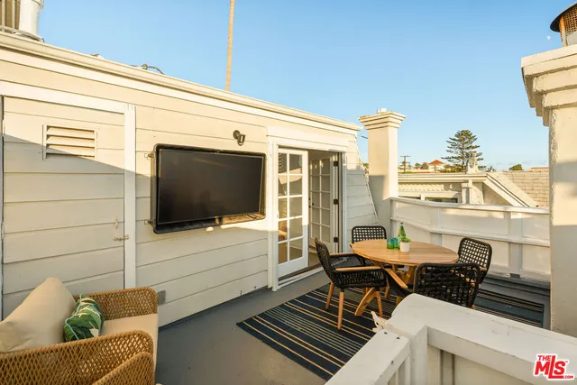 $1,895,000 | 2622 2nd Street, Unit 2, Santa Monica, CA 90405