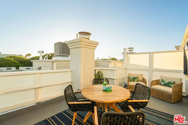 $1,895,000 | 2622 2nd Street, Unit 2, Santa Monica, CA 90405