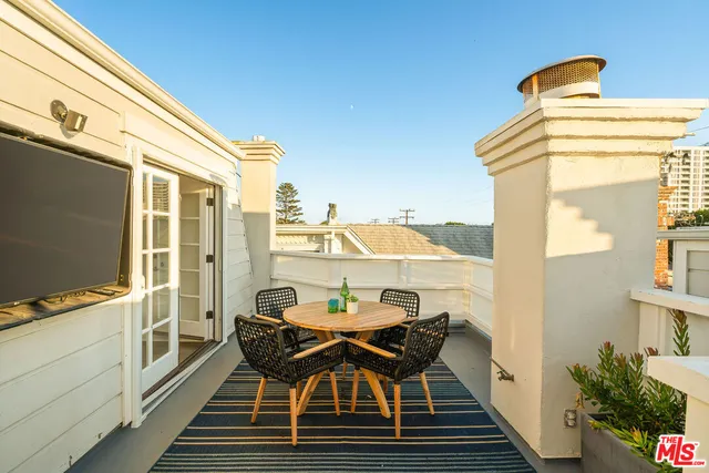 $1,895,000 | 2622 2nd Street, Unit 2, Santa Monica, CA 90405