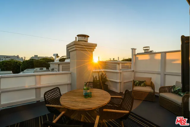 $1,895,000 | 2622 2nd Street, Unit 2, Santa Monica, CA 90405