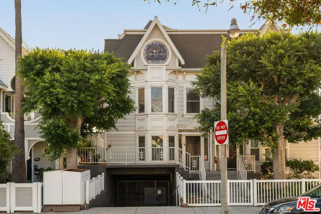 $1,895,000 | 2622 2nd Street, Unit 2, Santa Monica, CA 90405