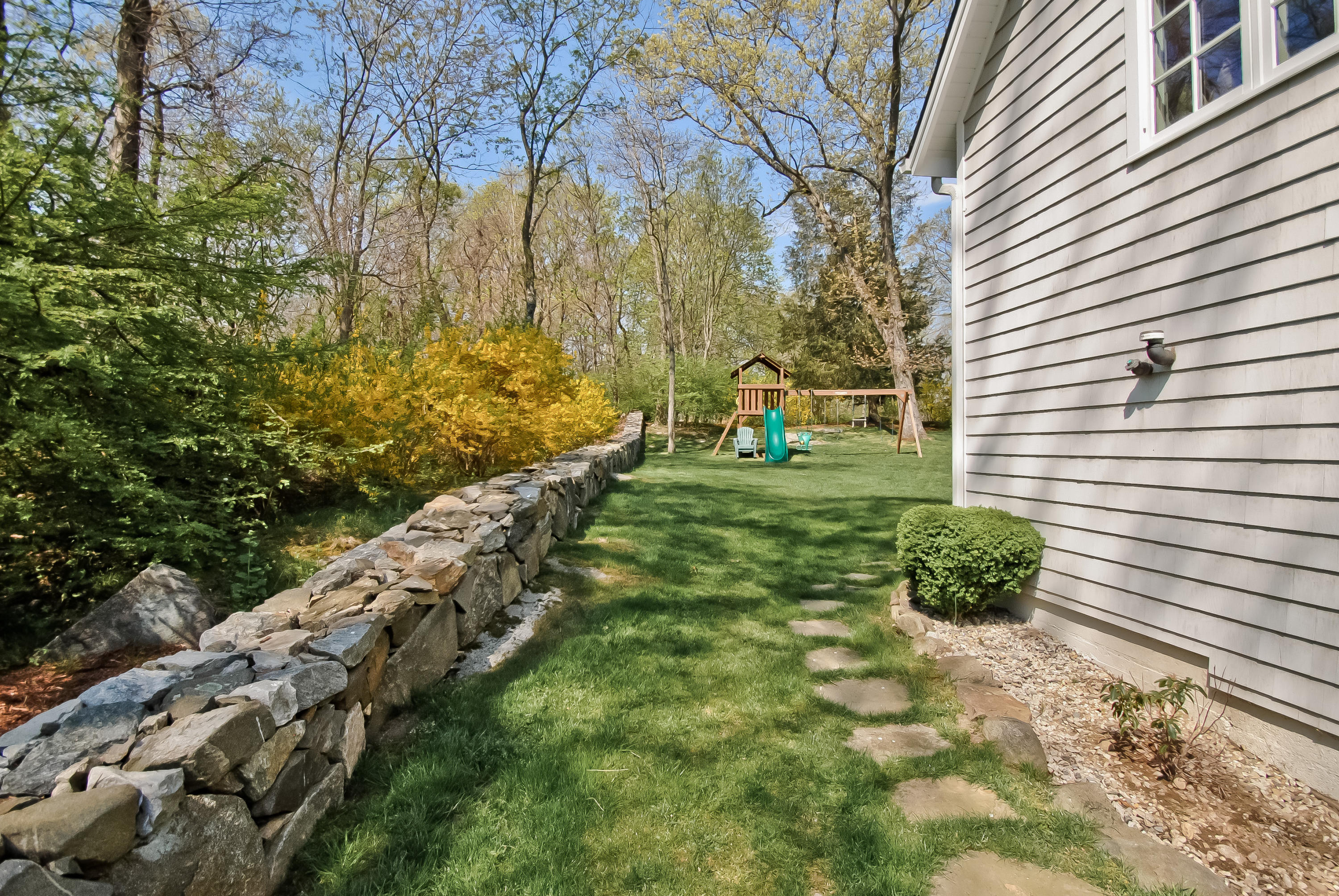 55 Cedar Gate Road Darien, CT 06820 - Photo 39 of 41 a backyard of a house with lots of green space
