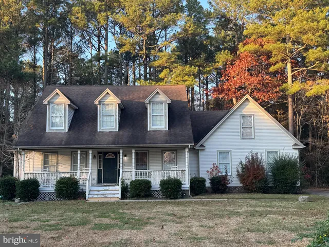 a view of a yard in front of a house