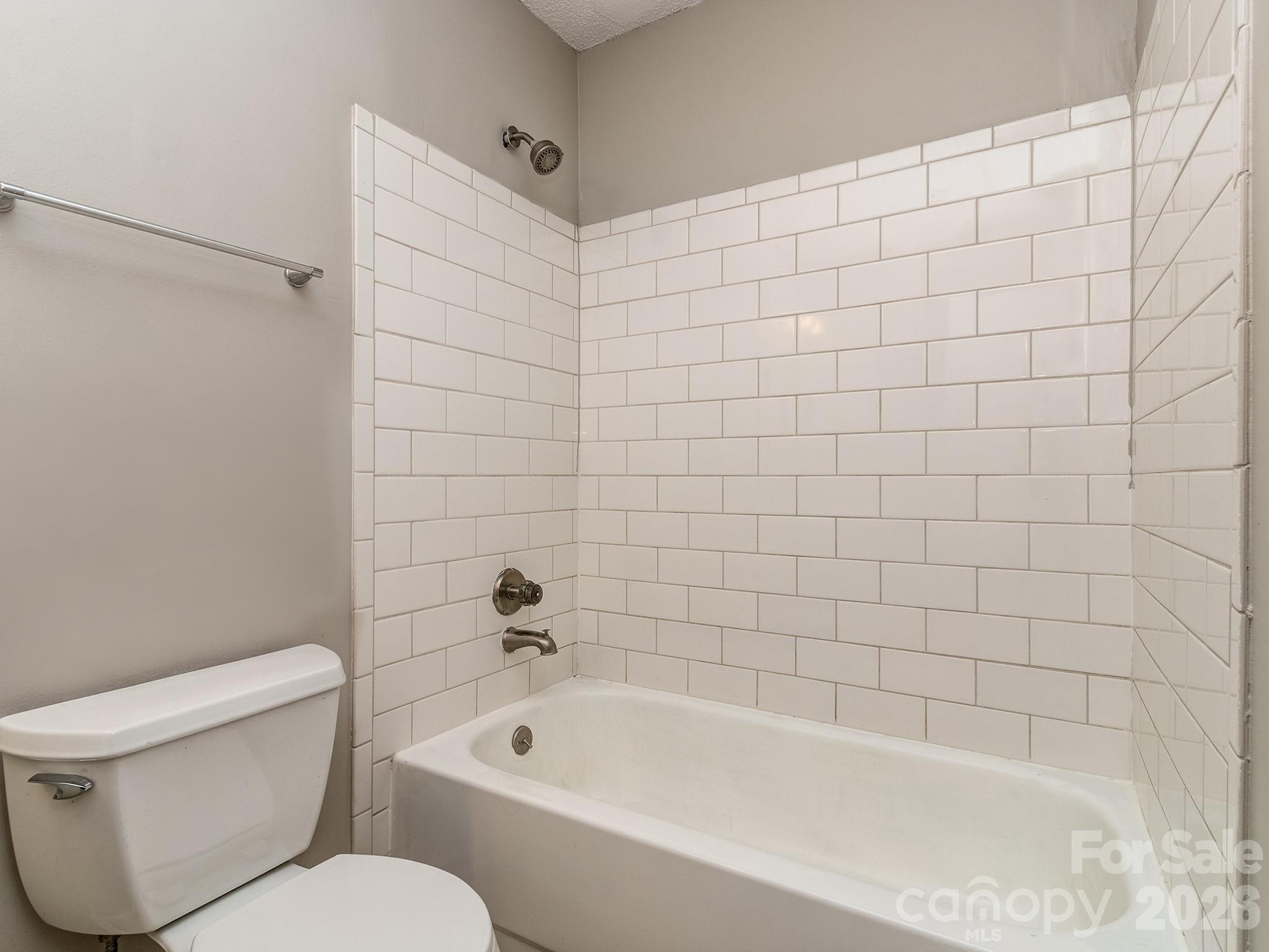 8211 Golf Ridge Drive Charlotte, NC 28277 - Photo 28 of 40 a bathroom with a toilet and bathtub