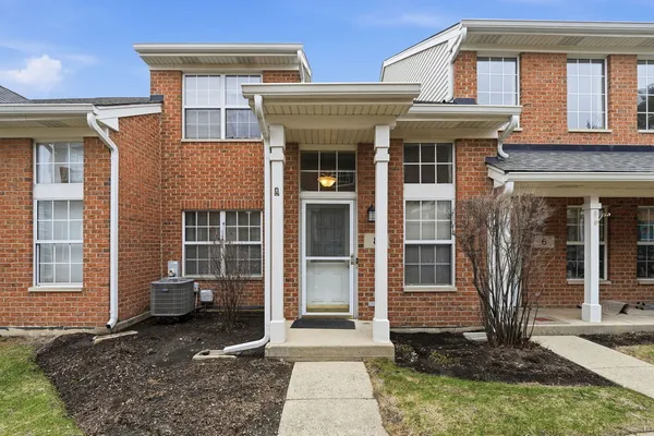 $375,000 | 8 St Regis Court, Elmhurst, IL 60126