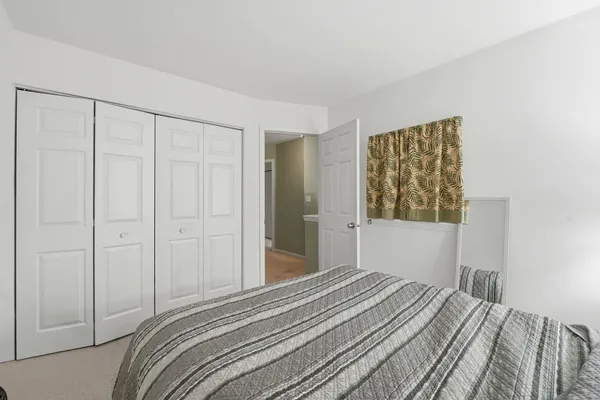 $375,000 | 8 St Regis Court, Elmhurst, IL 60126