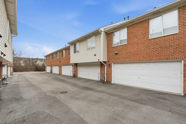 $375,000 | 8 St Regis Court, Elmhurst, IL 60126