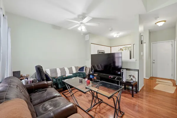 $375,000 | 8 St Regis Court, Elmhurst, IL 60126