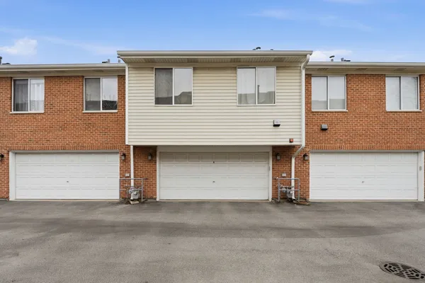 $375,000 | 8 St Regis Court, Elmhurst, IL 60126