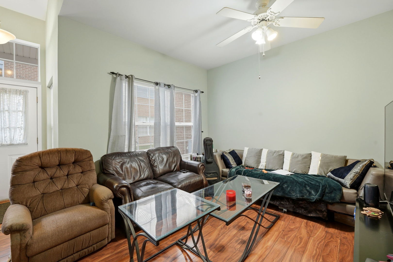 8 St Regis Court Elmhurst, IL 60126 - Photo 5 of 23 a living room with furniture
