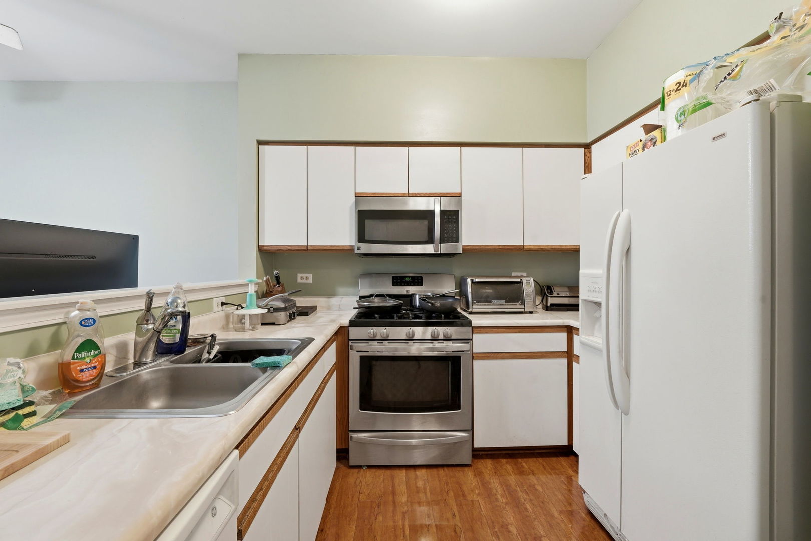 8 St Regis Court Elmhurst, IL 60126 - Photo 6 of 23 a kitchen with stainless steel appliances a stove a sink a refrigerator a microwave a cabinets and wooden floor