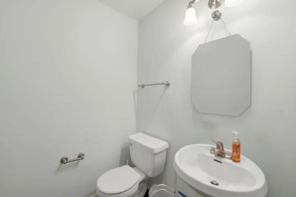 $375,000 | 8 St Regis Court, Elmhurst, IL 60126