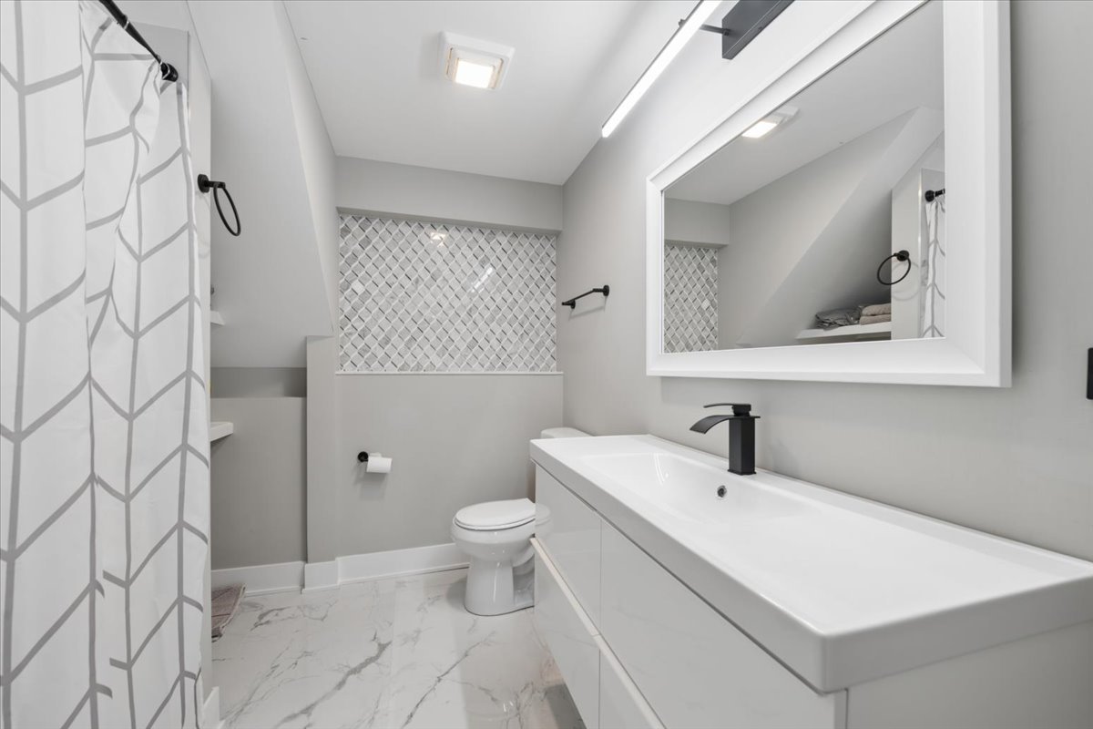 571 Byrd Road Riverside, IL 60546 - Photo 19 of 31 a bathroom with a toilet sink and shower