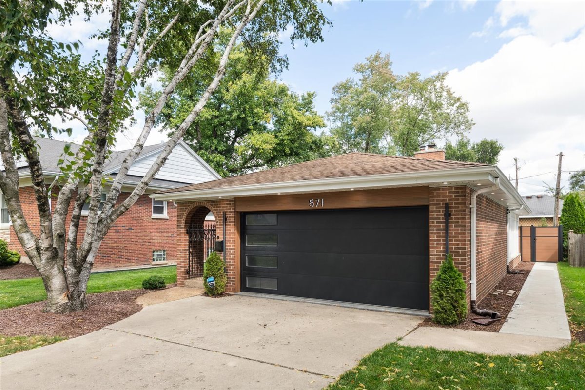 571 Byrd Road Riverside, IL 60546 - Photo 22 of 31 a front view of house with yard