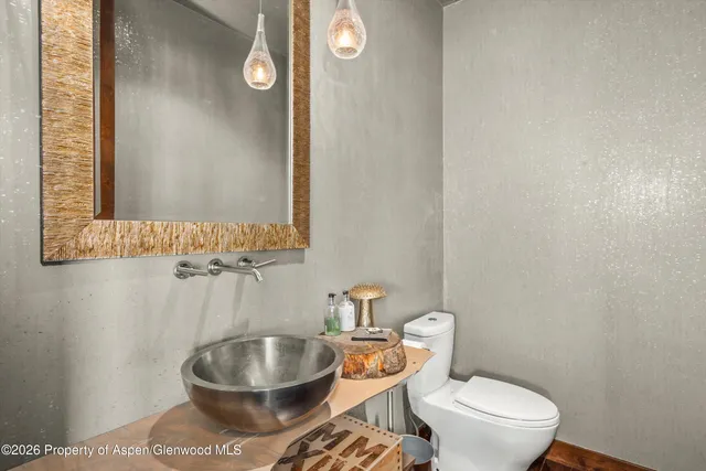 a bathroom with a toilet