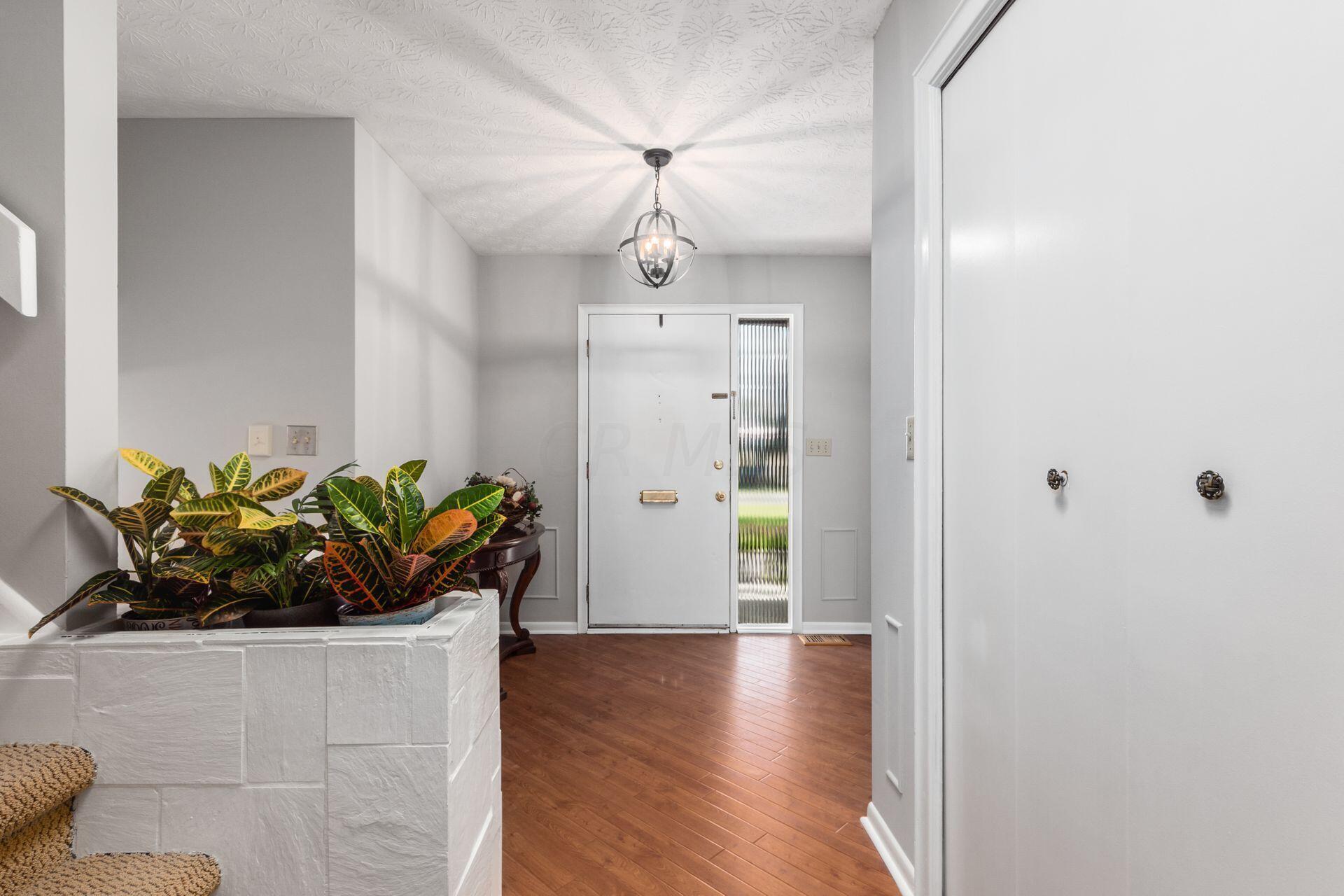 5617 Linworth Road Columbus, OH 43235 - Photo 3 of 28 Gallery Image 3