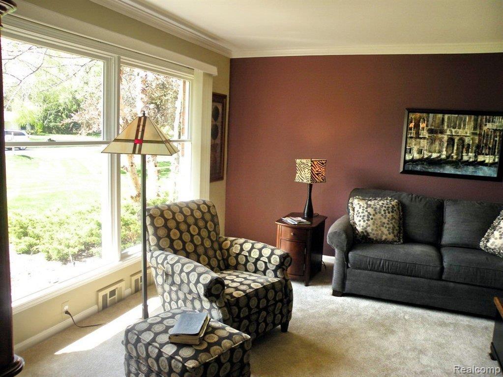 1639 Kingsmere Circle Rochester, MI 48309 - Photo 4 of 24 Living Room
