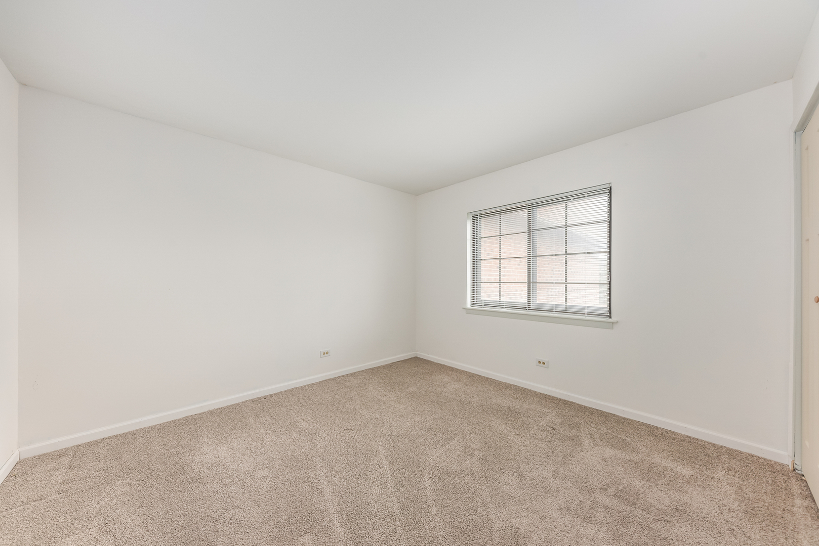 404 East Kensington Road, Unit C Mount Prospect, IL 60056 - Photo 13 of 16 an empty room with a window