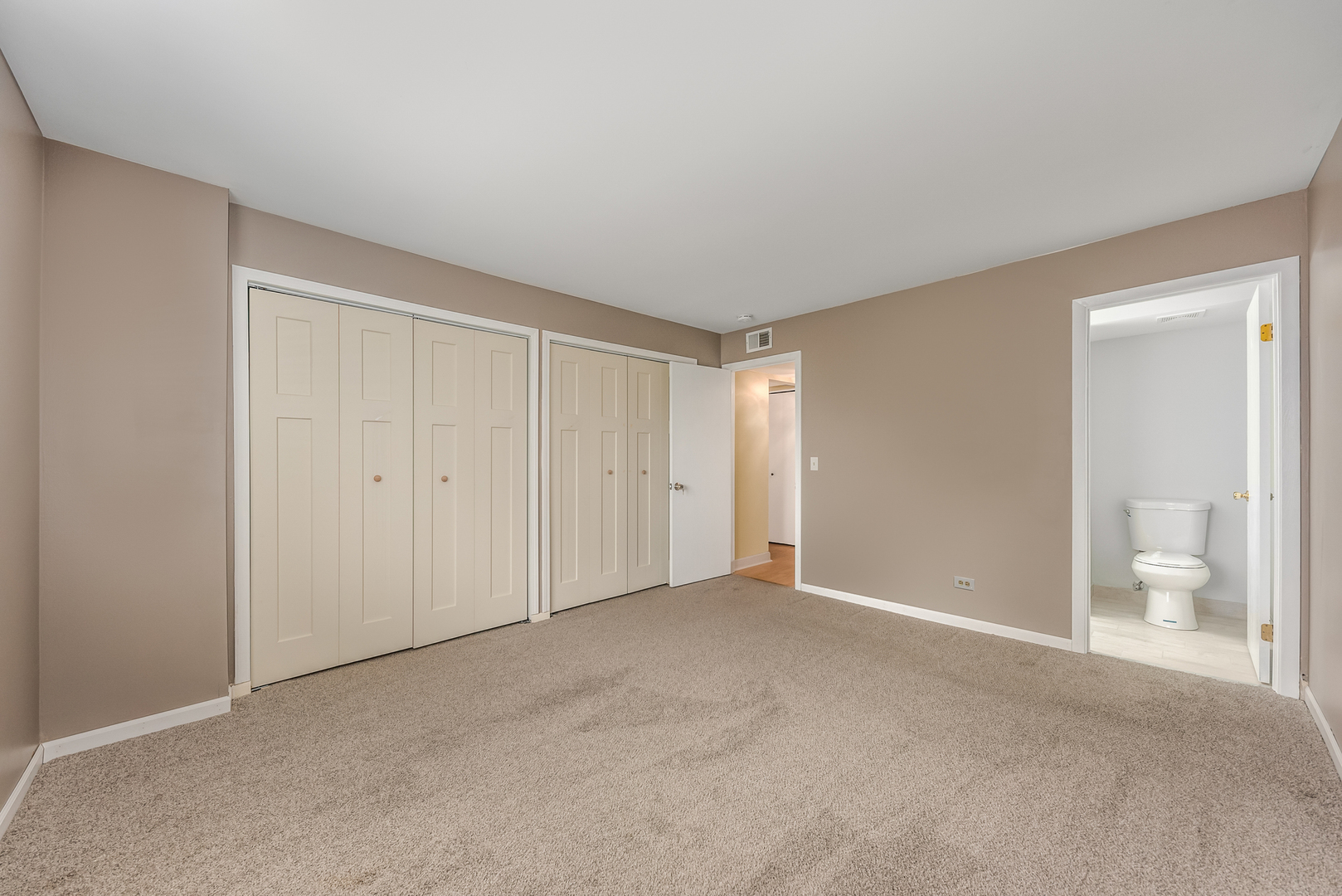 404 East Kensington Road, Unit C Mount Prospect, IL 60056 - Photo 10 of 16 a view of an empty room and a bathroom