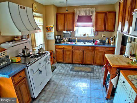 4306 Barrington Road Baltimore, MD 21229 - Photo 11 of 30 Kitchen