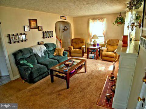 4306 Barrington Road Baltimore, MD 21229 - Photo 5 of 30 Living Room