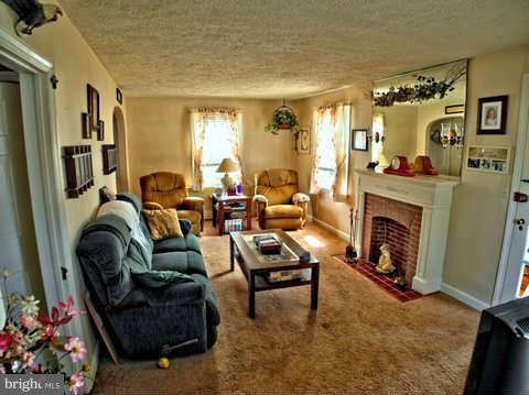 4306 Barrington Road Baltimore, MD 21229 - Photo 6 of 30 Living Room