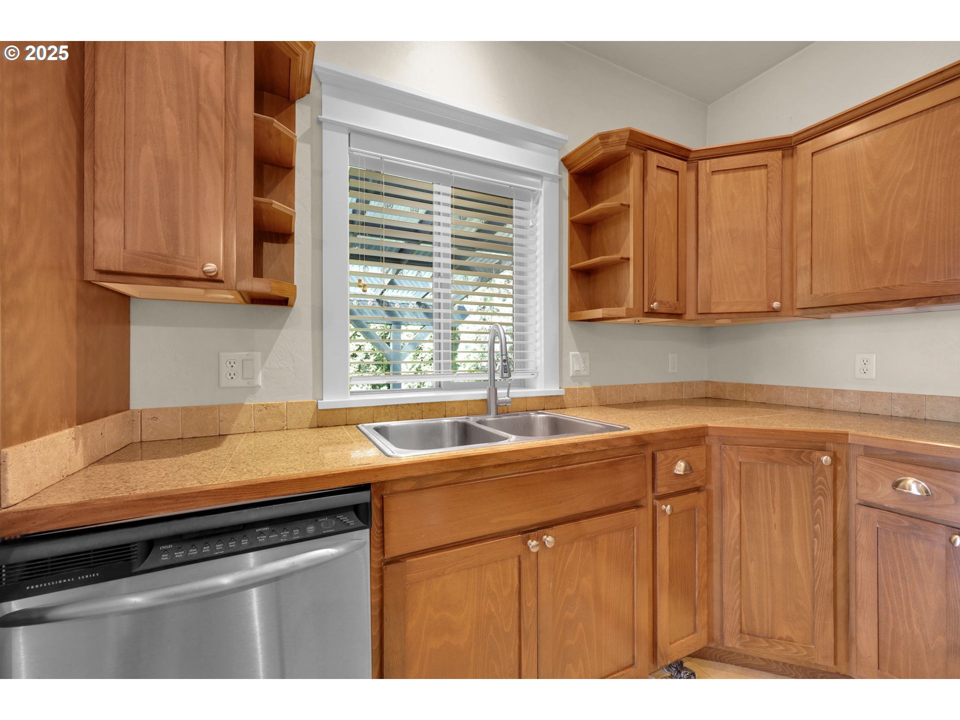 3435 Meadow View Drive Eugene, OR 97408 - Photo 4 of 42 Patio