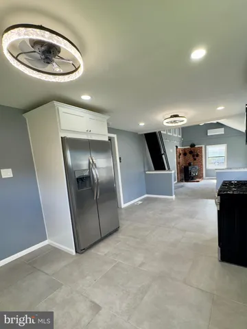 a view of a livingroom with furniture