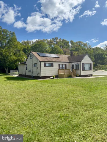 a view of house with garden