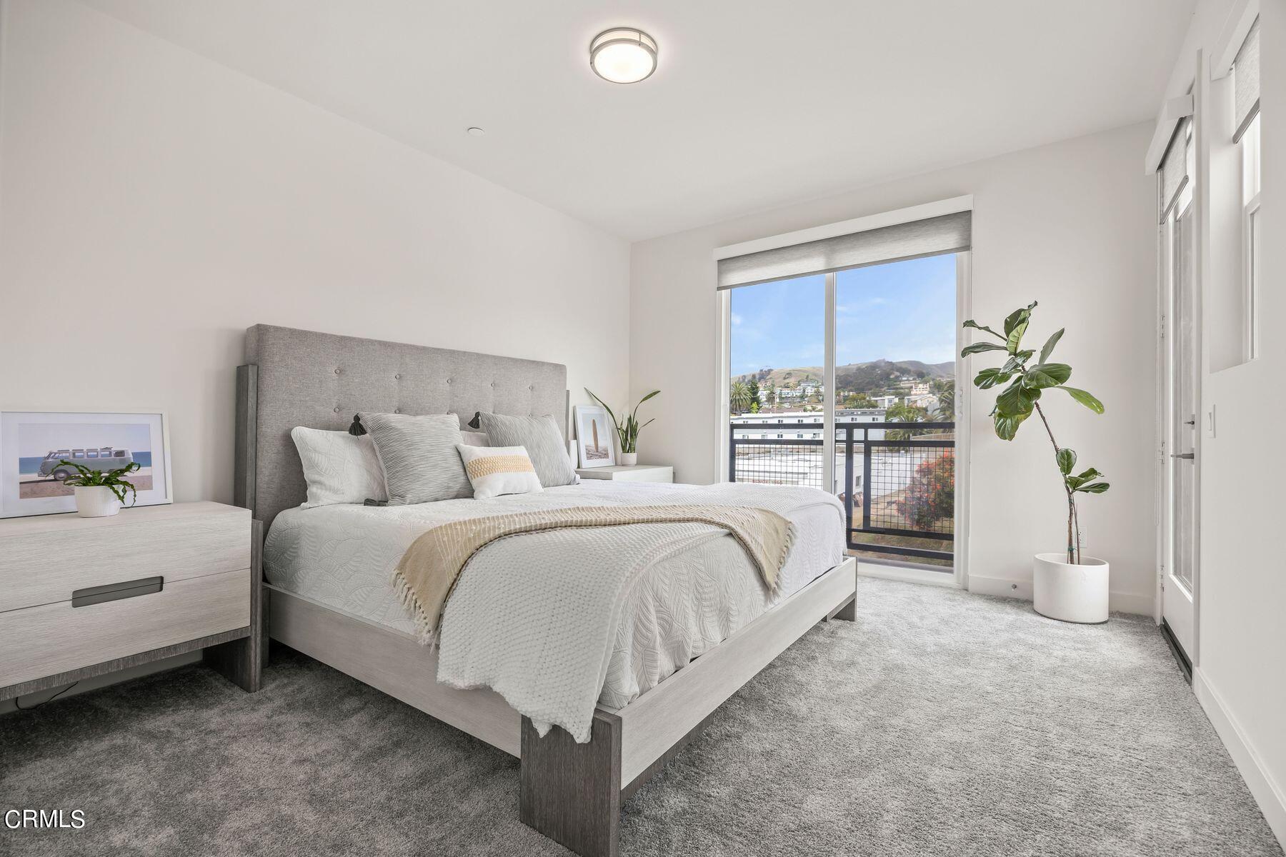 1290 East Thompson Boulevard, Unit 102 Ventura, CA 93001 - Photo 18 of 26 a bed room with a bed and potted plant