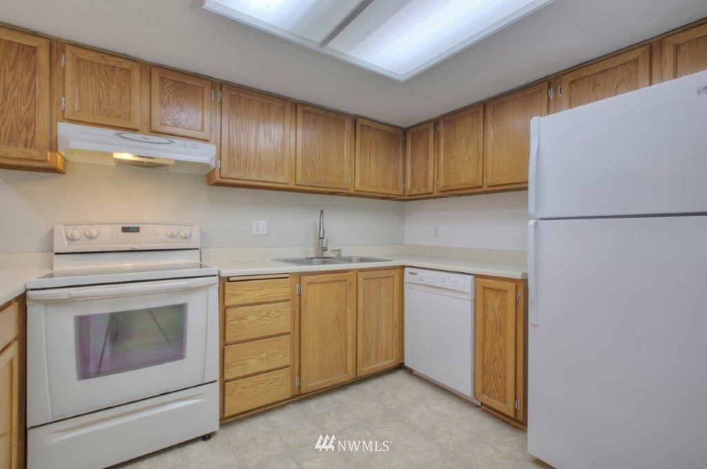 11547 Southeast 175th Street, Unit 1 Renton, WA 98055 - Photo 3 of 17