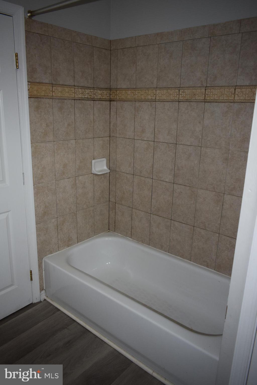 346 South Payson Street Baltimore, MD 21223 - Photo 25 of 29 a bathroom with a bathtub