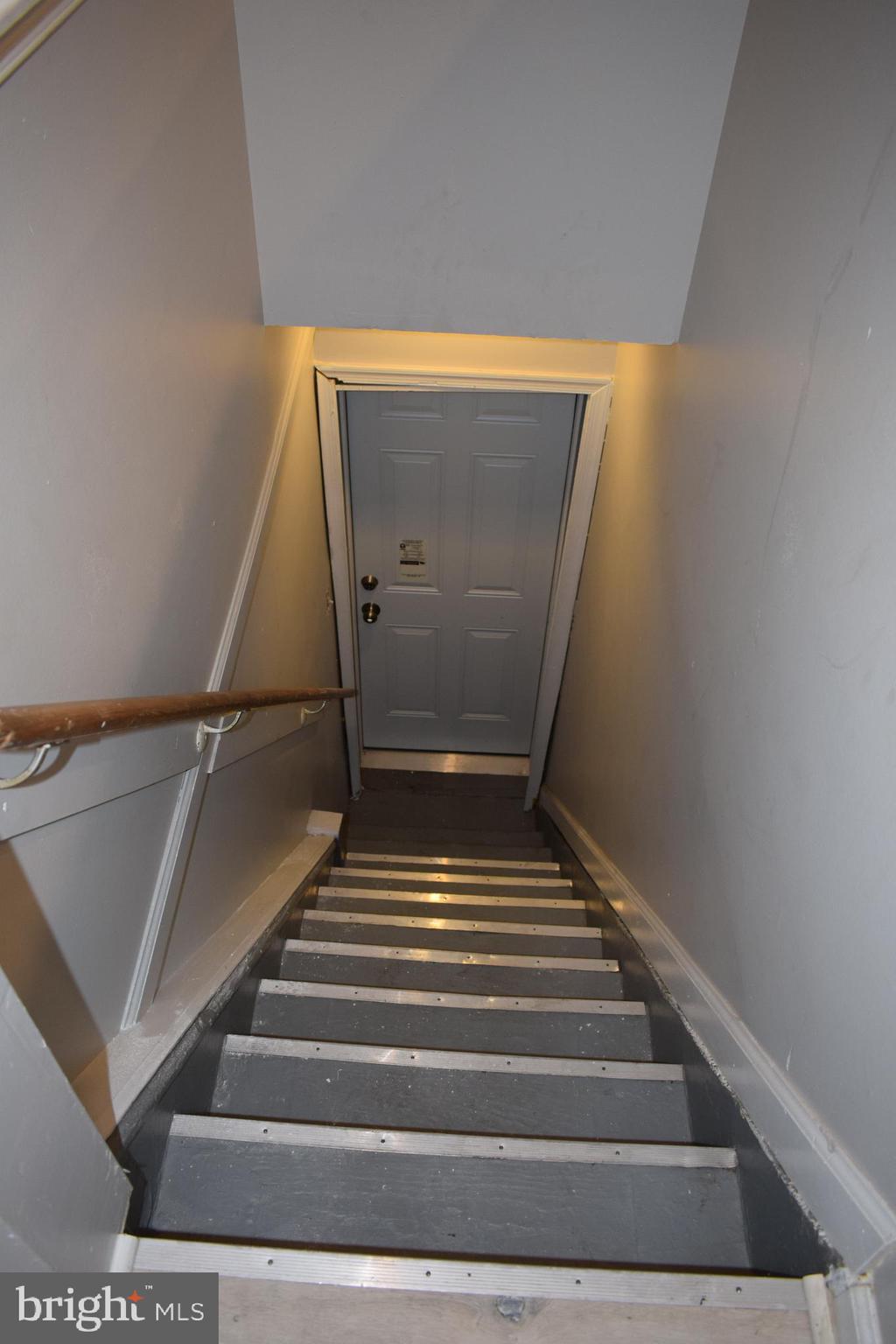 346 South Payson Street Baltimore, MD 21223 - Photo 9 of 29 a view of entryway