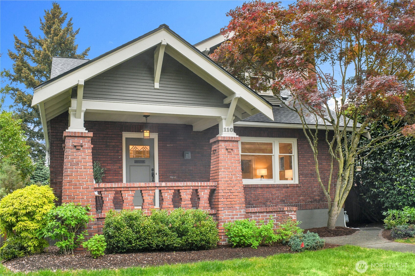 110 Smith Street Seattle, WA 98109 - Photo 34 of 35 a front view of a house with garden