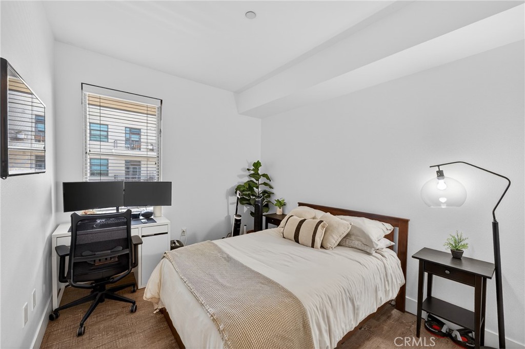 150 The Promenade North, Unit 415 Long Beach, CA 90802 - Photo 25 of 46 a bedroom with a bed and a desk