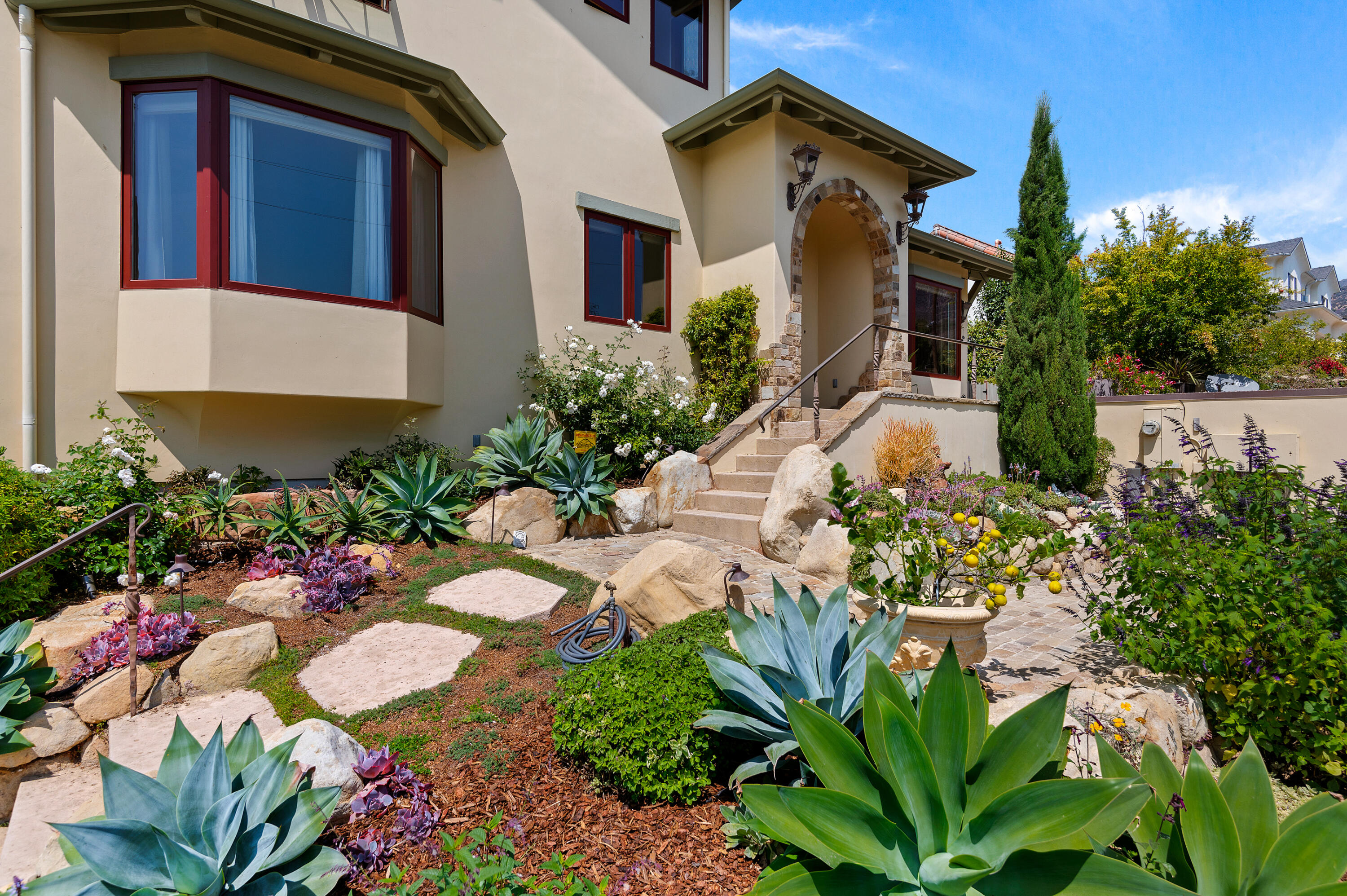 515 Conejo Road Santa Barbara, CA 93103 - Photo 3 of 33 03 - Front Garden