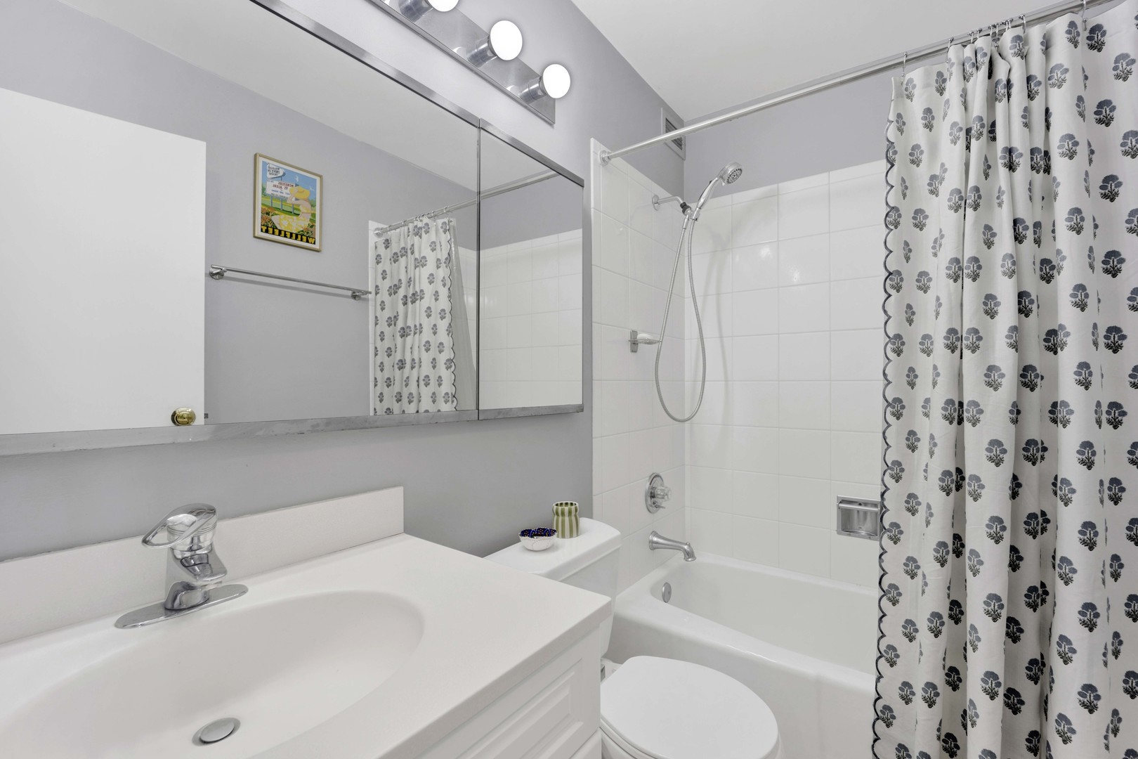 3150 North Sheridan Road, Unit 14A Chicago, IL 60657 - Photo 14 of 31 a bathroom with a sink toilet and shower